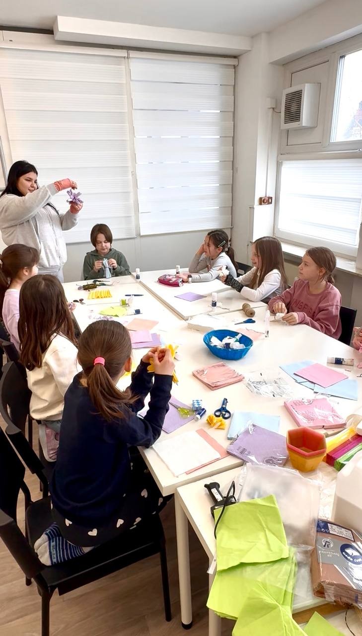 Basteln mit Papier am großen Tisch